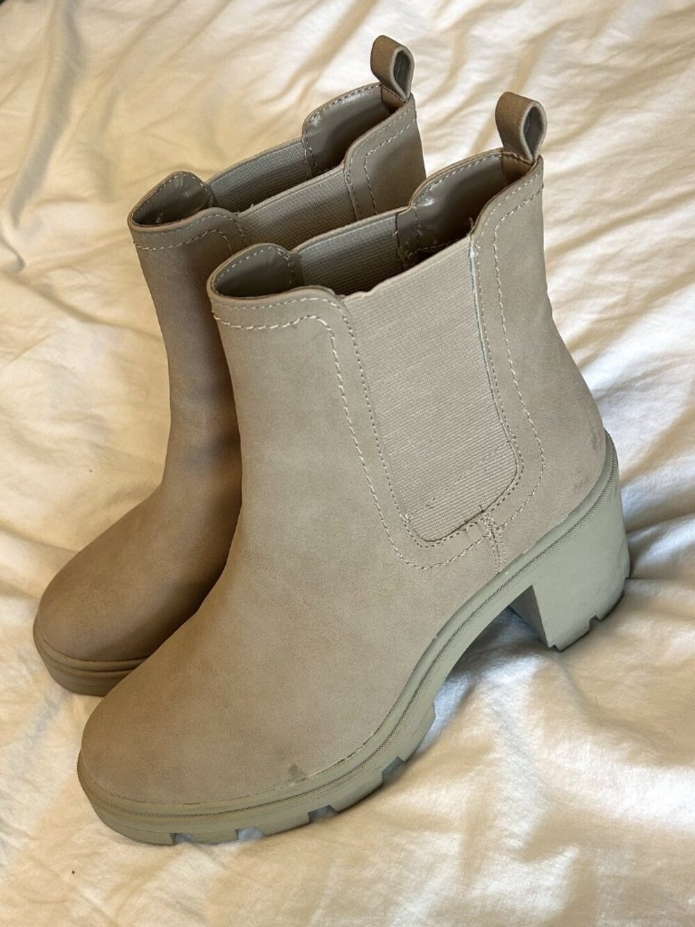 Arizona Moss Taupe Lug Sole Chelsea Ankle Boots Block Heel Size 10 Like New